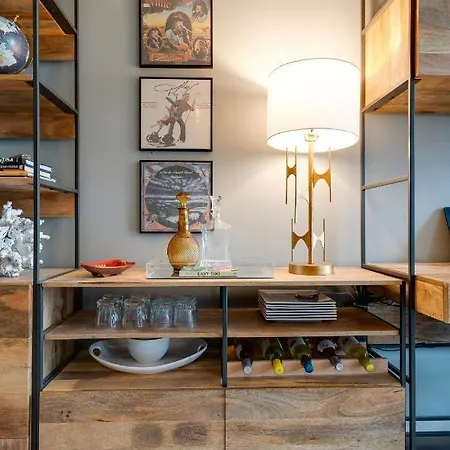Smart, Stylish Music - Concierge, Restaurants, Gym, Rooftop Patio, Parking *