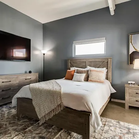 Sleek And Spacious In East! Holiday home