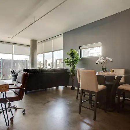 Sleek And Spacious In East! Holiday home