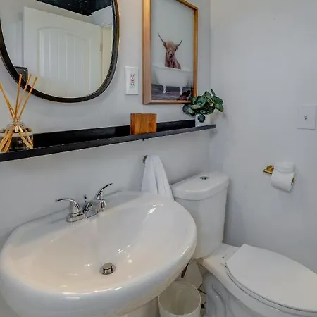 Southern Chic 10 Minutes From Downtown! Holiday home