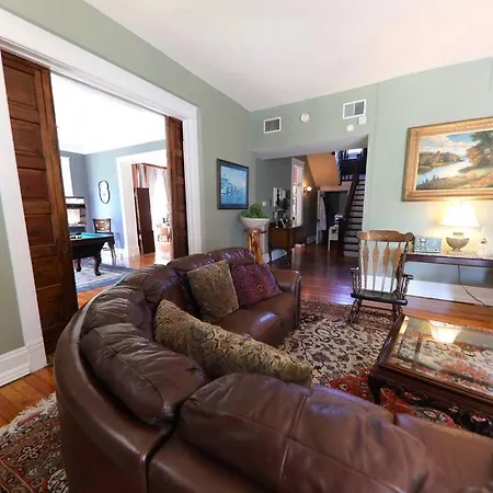 7000sf 11bed/3bth 3 Acres! 5 Minutes Downtown