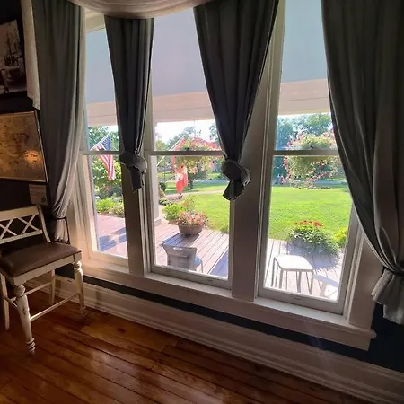 7000sf 11bed/3bth 3 Acres! 5 Minutes Downtown *