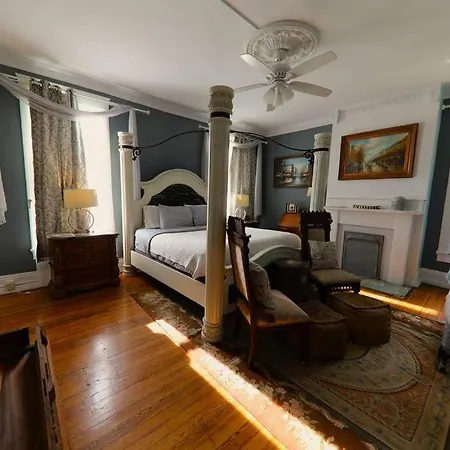 7000sf 11bed/3bth 3 Acres! 5 Minutes Downtown *