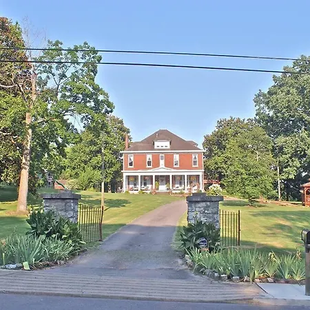 7000sf 11bed/3bth 3 Acres! 5 Minutes Downtown *