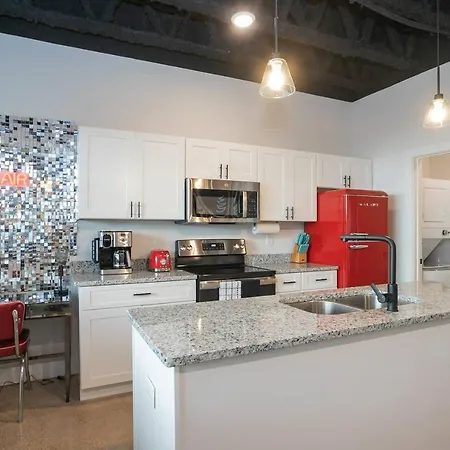 Rock & Roll Getaway Apartment *