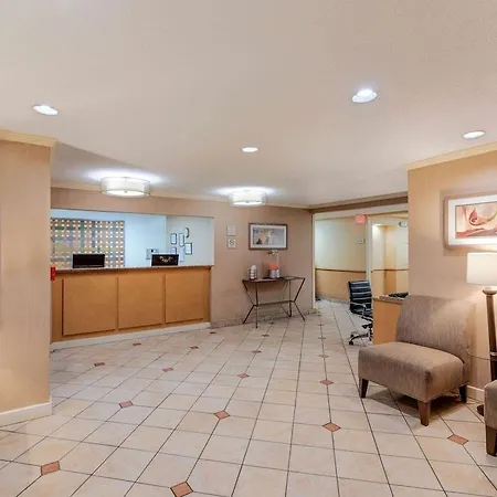 La Quinta By Wyndham Airport Hotel