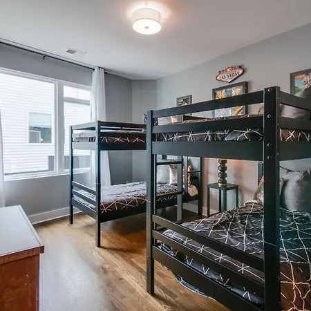 King & Queen 2 Homes - 24 Beds Views Holiday home Nashville