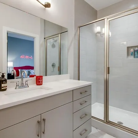 King & Queen 2 Homes - 24 Beds Views