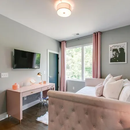 King & Queen 2 Homes - 24 Beds Views