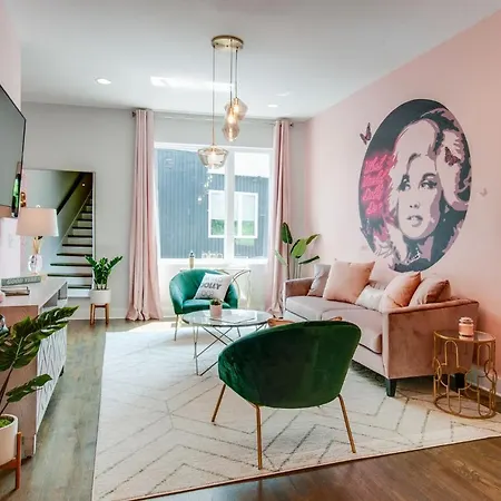 King & Queen 2 Homes - 24 Beds Views