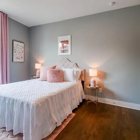 King & Queen 2 Homes - 24 Beds Views Holiday home Nashville