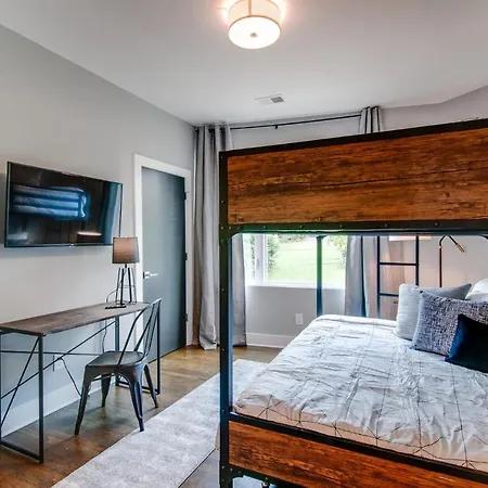 King & Queen 2 Homes - 24 Beds Views Holiday home Nashville
