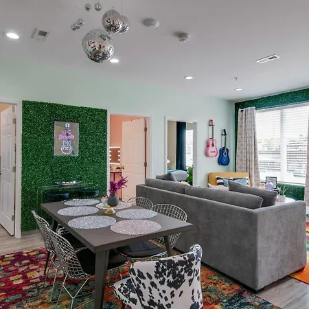 New 4 Bedroom Apt Near Dt Walk To Restaurants Apartment *