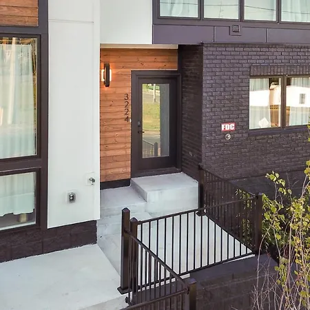 Sky High Cowgirl Luxe 4br W Rooftopdeck Karaoke Holiday home Nashville