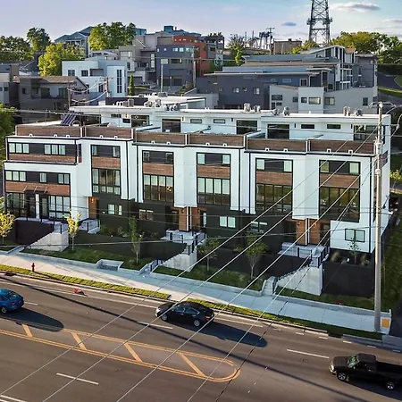 Sky High Cowgirl Luxe 4br W Rooftopdeck Karaoke Holiday home Nashville