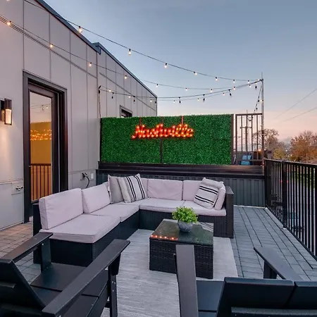 Huge Space - 10 Beds - Rooftop W Views Holiday home
