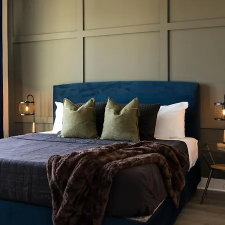 Huge Space - 10 Beds - Rooftop W Views Holiday home