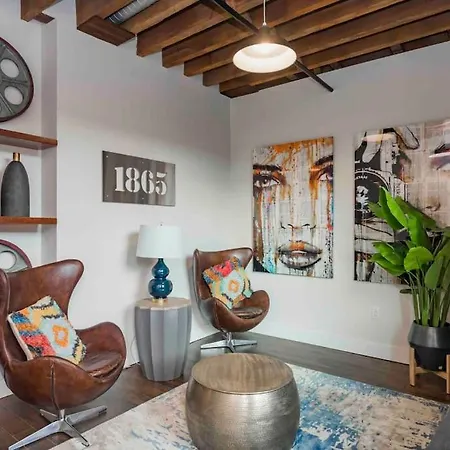 Lux Haven: Unforgettable Getaway In Historic Elegance Nashville