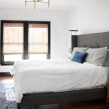 Roomy Craftsman Walkable To Bars & Eateries Holiday home Nashville