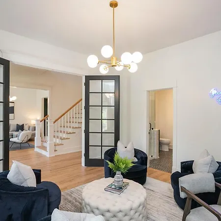 Holiday home Prime Walkable Location 5 Kings And 1 Queen Bed *