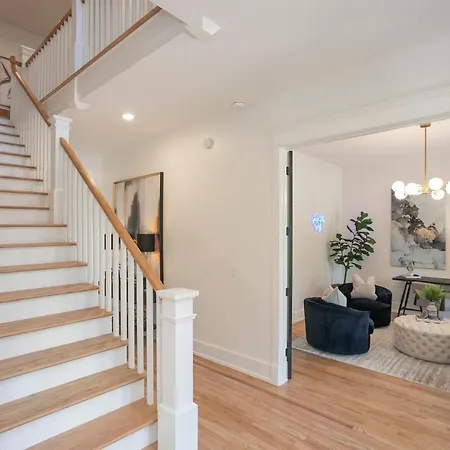 Prime Walkable Location 5 Kings And 1 Queen Bed