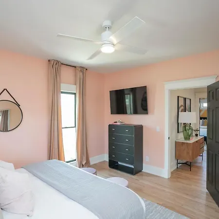 Prime Walkable Location 5 Kings And 1 Queen Bed Holiday home