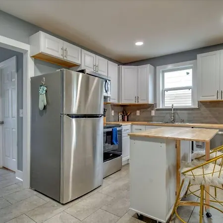 Holiday home Hot Tub Getaway Close To Downtown! *