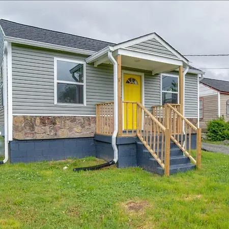 Hot Tub Getaway Close To Downtown! *