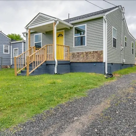 Holiday home Hot Tub Getaway Close To Downtown! *
