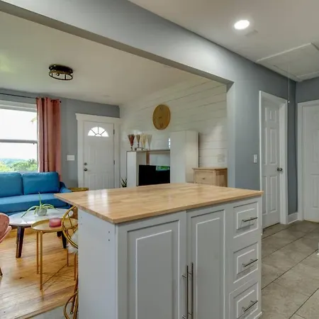 Hot Tub Getaway Close To Downtown!