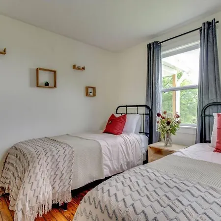 Holiday home Hot Tub Getaway Close To Downtown! *