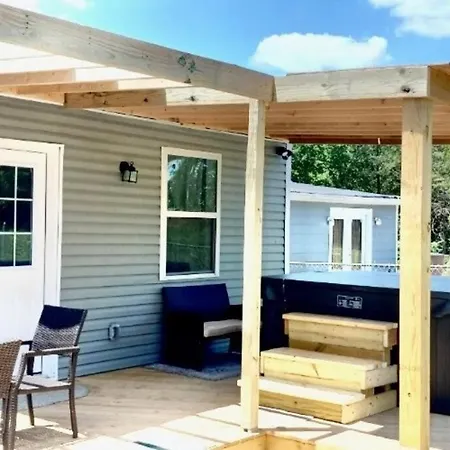 Hot Tub Getaway Close To Downtown! *