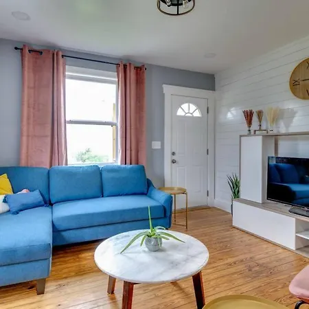 Holiday home Hot Tub Getaway Close To Downtown!