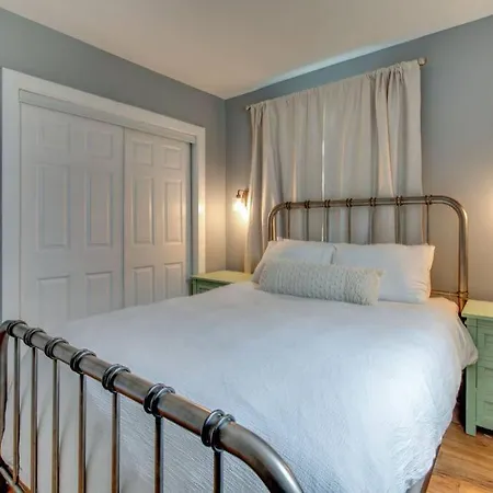 Holiday home Hot Tub Getaway Close To Downtown! *