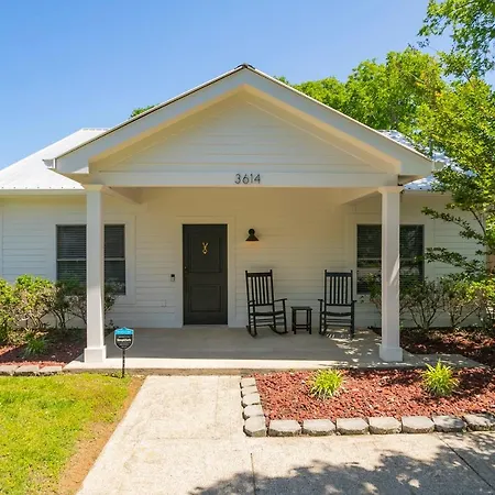 Holiday home Spacious Homebase With Backyard *