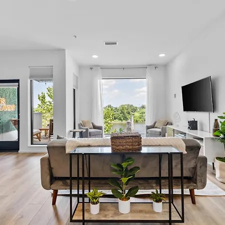 River View 2-bedroom With Free Garage Parking *