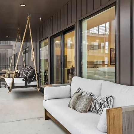 Downtown Pool, Gym + Skyline Views Walk To Bridgestone Apartment Nashville
