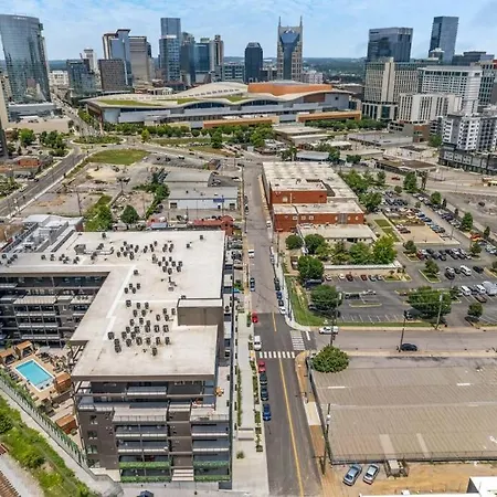 Downtown Pool, Gym + Skyline Views Walk To Bridgestone