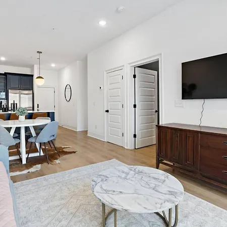 Modern East 3 Miles To Downtown Apartment