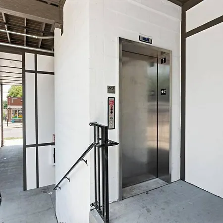 Apartment Chic And Cozy Designer 3 Miles To Downtown *