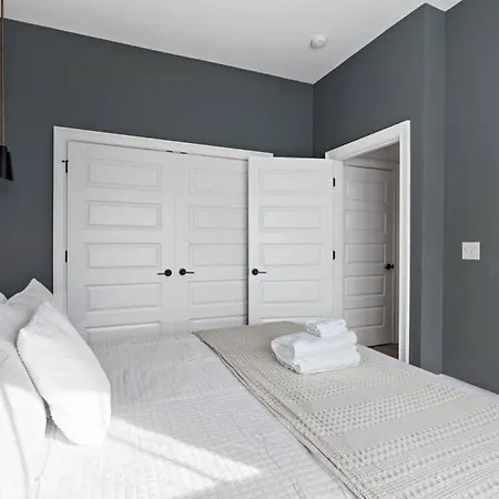 Modern East 3 Miles To Downtown Apartment *