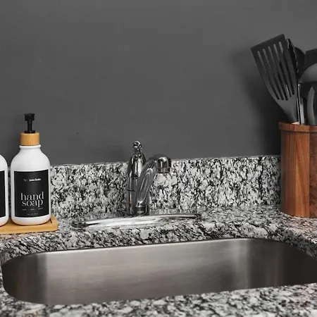 Chic East Nash - Walk To Restaurants Bars And Music Apartment