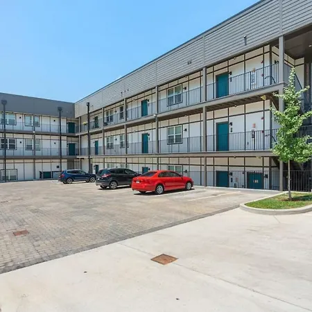 Chic And Cozy Designer 3 Miles To Downtown Apartment