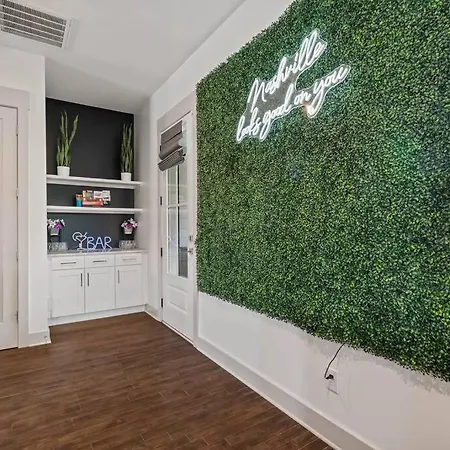 Rooftop, Large Backyard, Fire Pit, Near Downtown Holiday home *