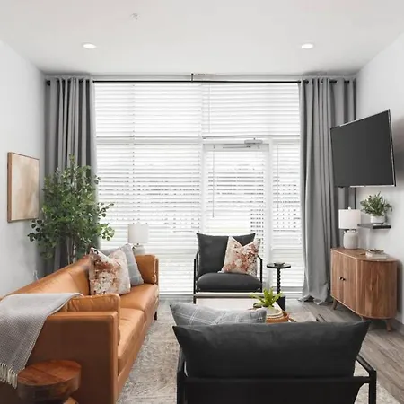 Modern Comfort Only 2 Mile To Downtown Broadway
