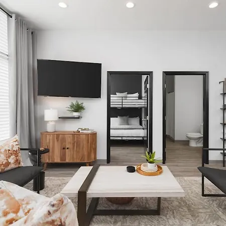 Modern Comfort Only 2 Mile To Downtown Broadway *