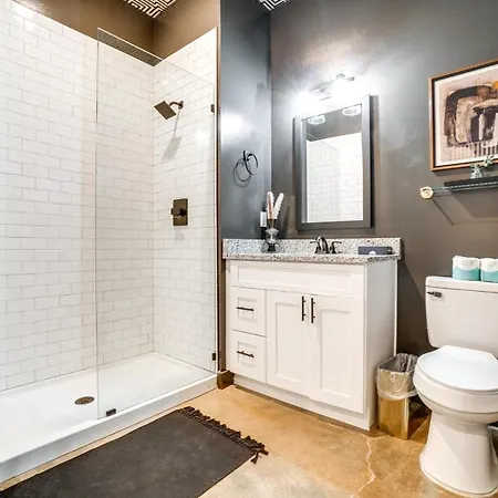 Modern ~ 5 Mi To Downtown! Apartment *