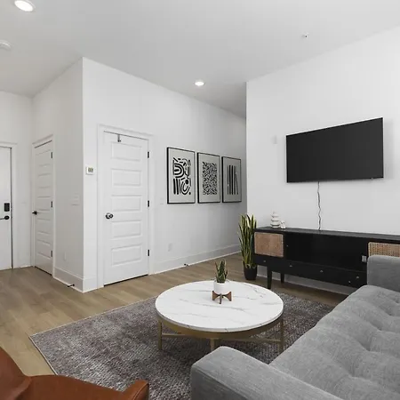 Near Downtown Broadway & Stadium - Free Parking Apartment *