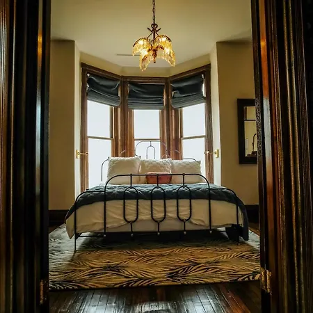 Henrie House I Luxury 4br Downtown Historic Gem With Library & Patio