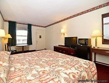 Super 8 By Wyndham West